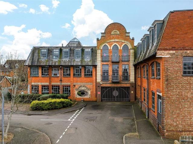 Flat for sale in Northampton, Northamptonshire