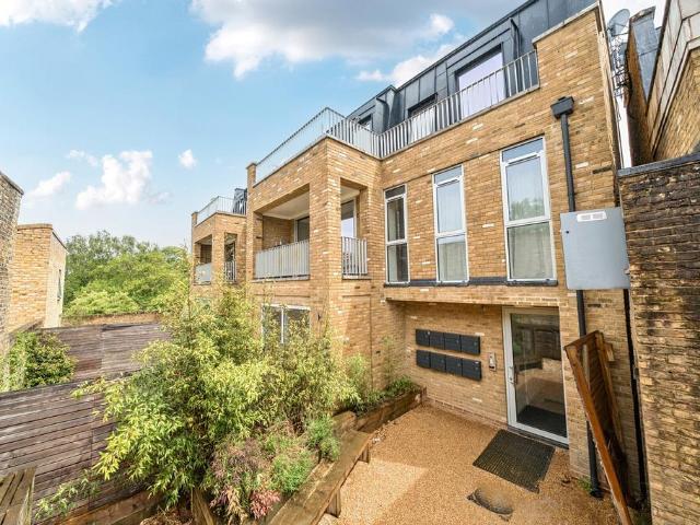 Flat for sale in London Borough of Lewisham, Forest Hill