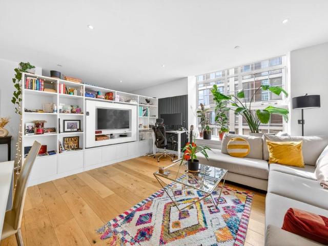 Flat for sale in Stockwell, Greater London