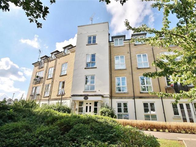 Flat for sale in Woking, Surrey