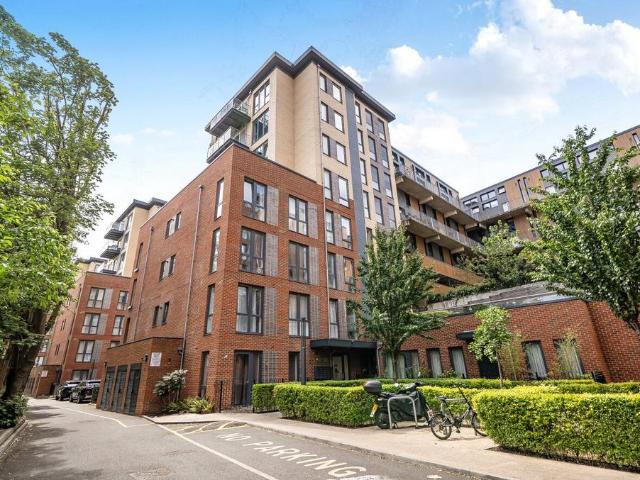 Flat for sale in London Borough of Ealing, Greater London