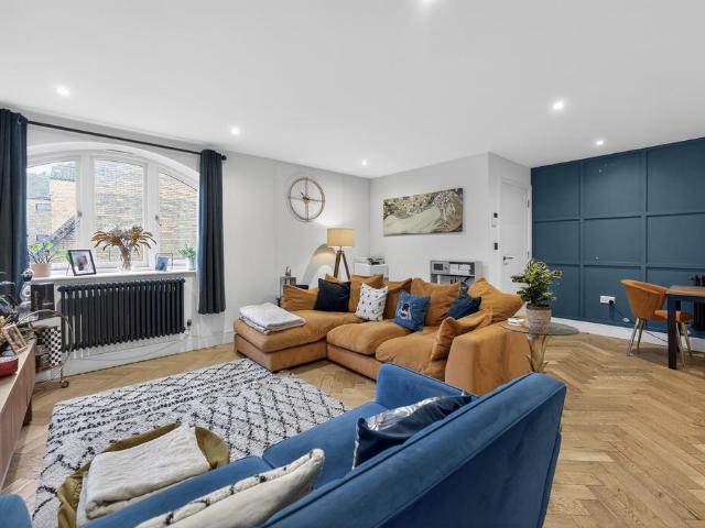 Flat for sale in St Albans, Five Acres