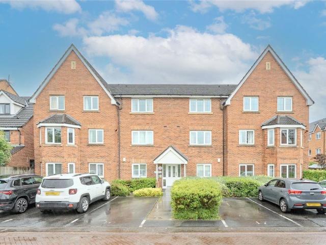 Flat for sale in Farsley, West Yorkshire