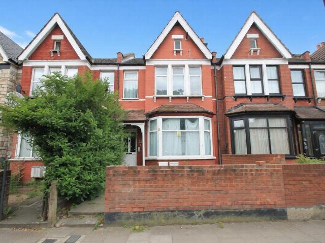 Flat for sale in Harrow Weald, Greater London