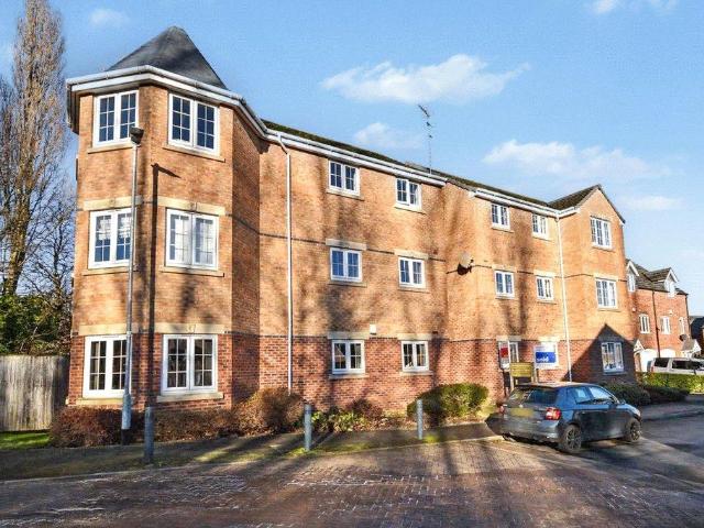 Flat for sale in Farnley, West Yorkshire