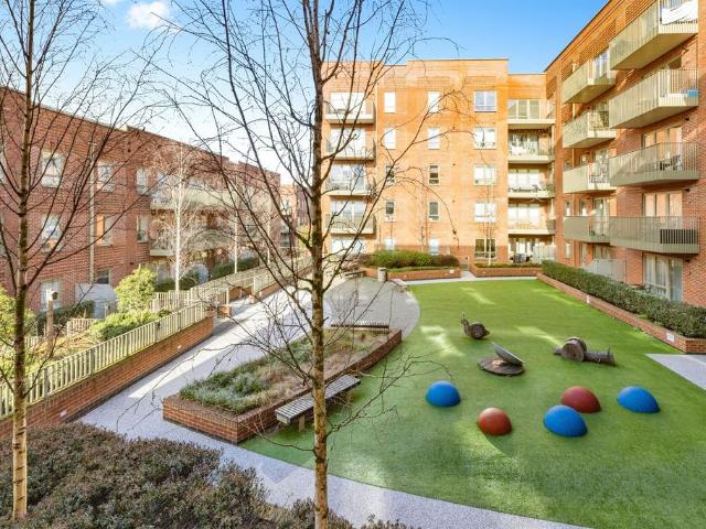 Flat for sale in Watford Rural, Batchworth