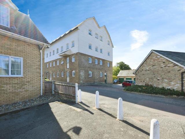 Flat for sale in Roydon, Epping