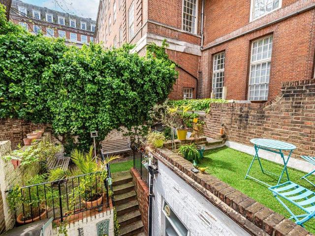 Flat for sale in Saint Pancras, Greater London