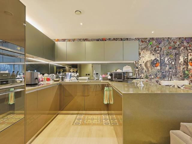 Flat for sale in London Borough of Hounslow, Greater London