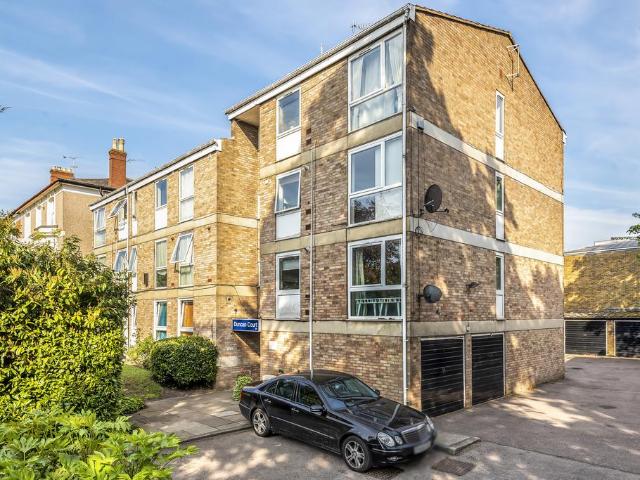 Flat for sale in Woodside Park, Greater London