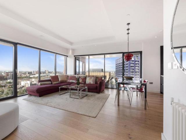 Flat for sale in London City Island, Blackwall