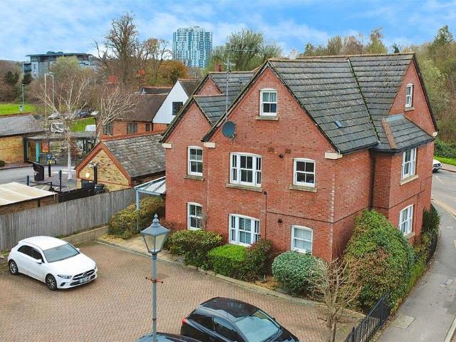 Flat for sale in Two Waters, Pouchen End
