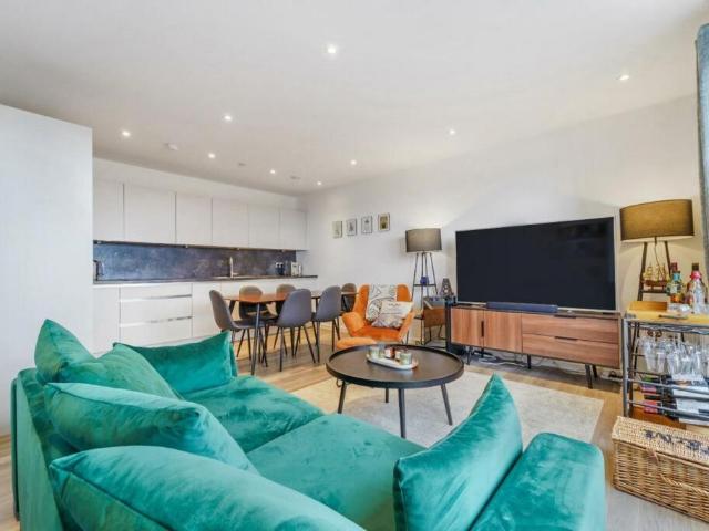 Flat for sale in London Borough of Hounslow, Greater London