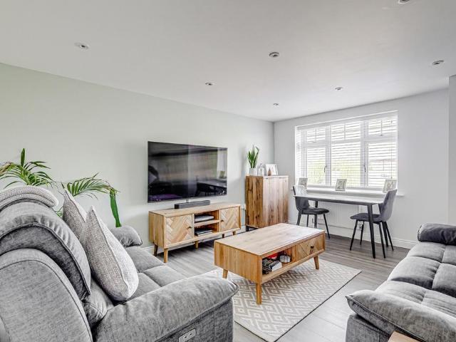 Flat for sale in Alton Barnes, Essex