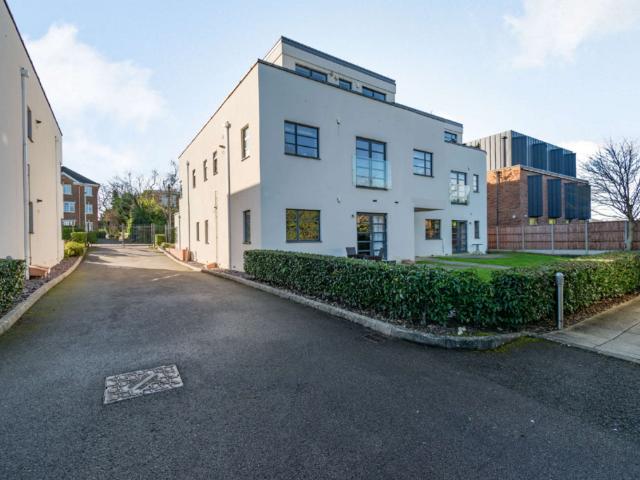 Flat for sale in Batchworth