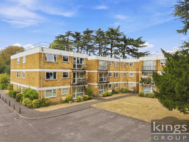 Flat for sale in Bush Hill Park, Greater London
