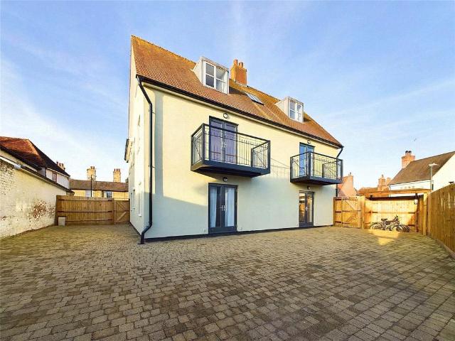 Flat for sale in Chipping Hill, Essex