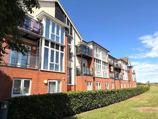 Flat for sale in Purfleet, Essex