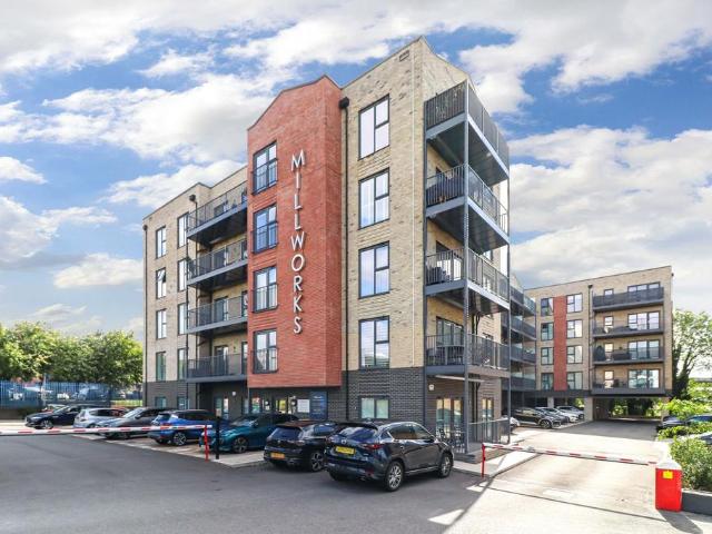 Flat for sale in Batchworth, Hertfordshire