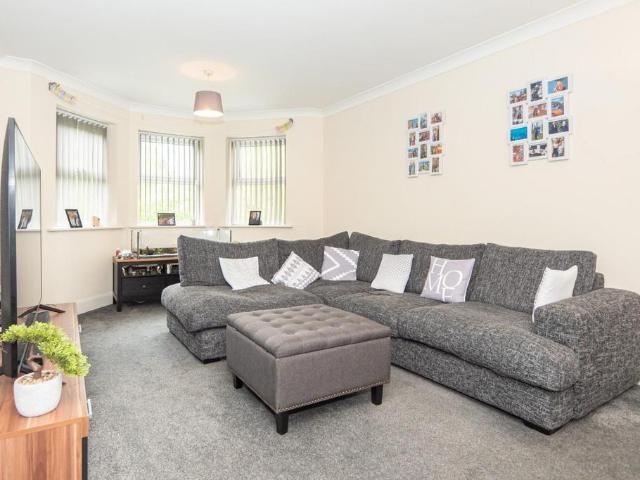 Flat for sale in Farsley, West Yorkshire