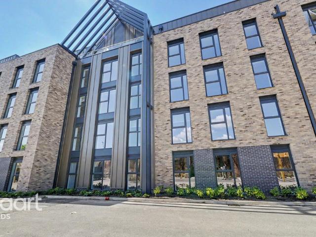 Flat for sale in Richmond Hill, West Yorkshire