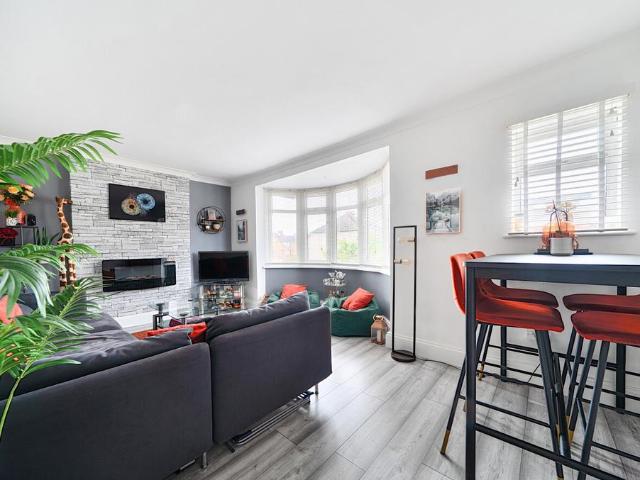 Flat for sale in Bromley Common, Greater London