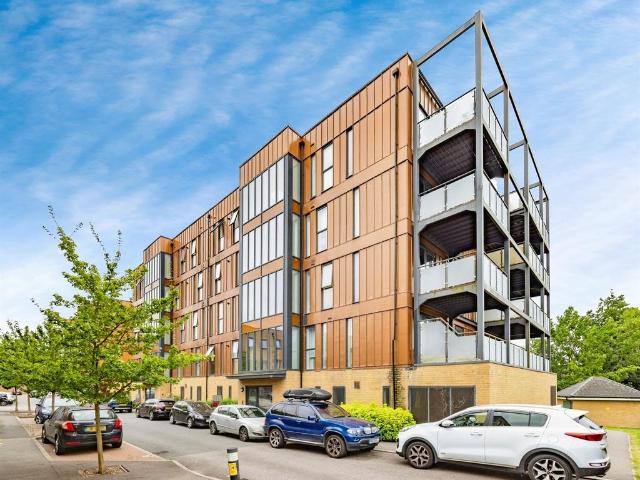 Flat for sale in Elstree and Borehamwood, Borehamwood