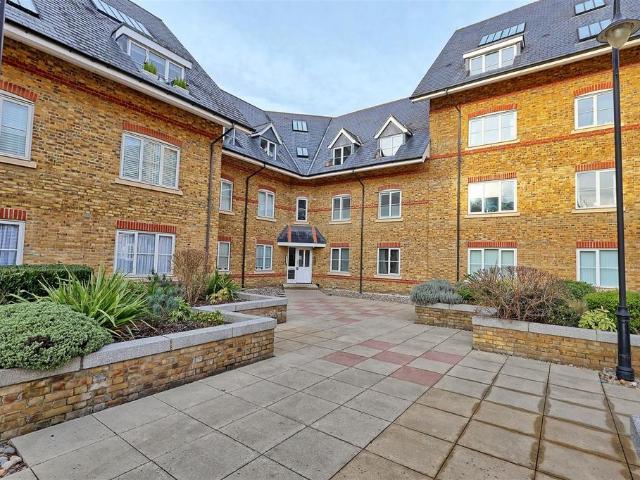 Flat for sale in Kings Hill, Colliers End