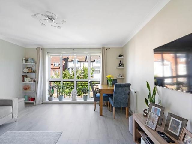 Flat for sale in Norbiton, Greater London