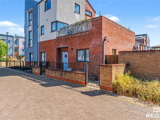 Flat for sale in Eastleigh, Helford