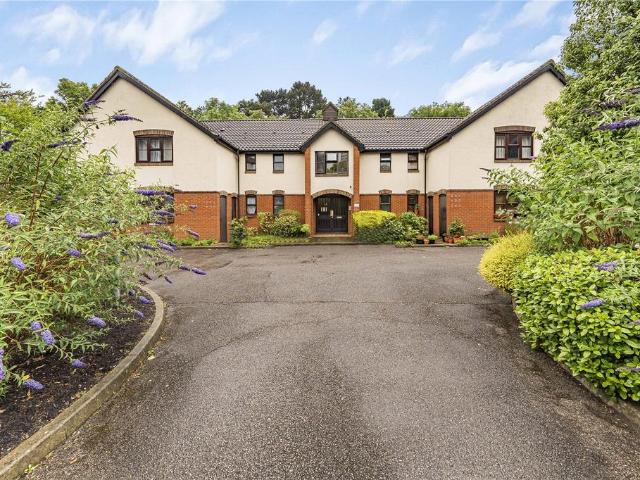 Flat for sale in London Borough of Hounslow, Greater London