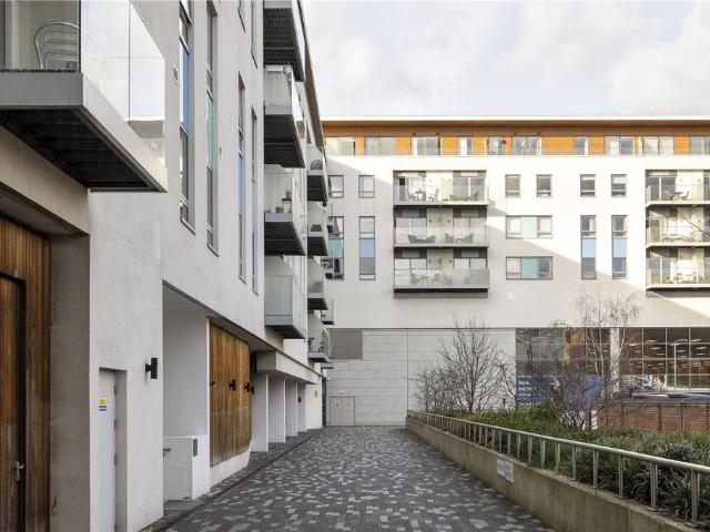 Flat for sale in Streatham, Greater London
