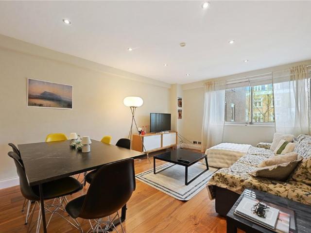 Flat for sale in Kensington, Greater London
