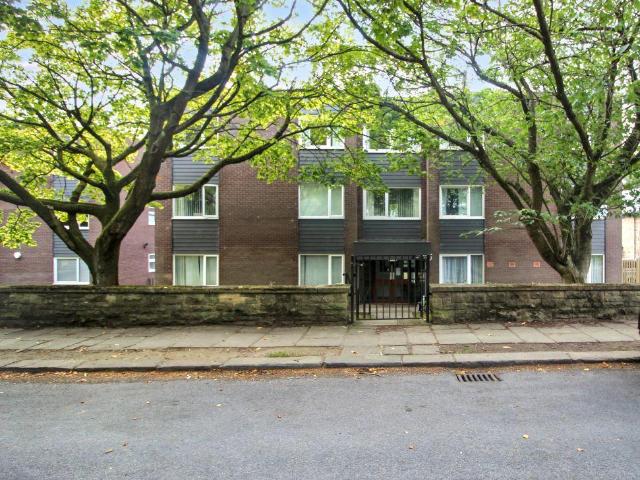 Flat for sale in Roundhay, West Yorkshire