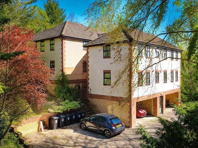Flat for sale in Hammerfield, Pouchen End