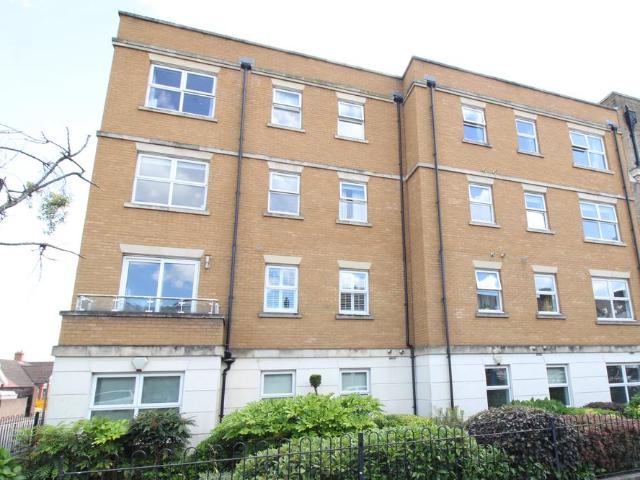 Flat for sale in Upminster, Greater London