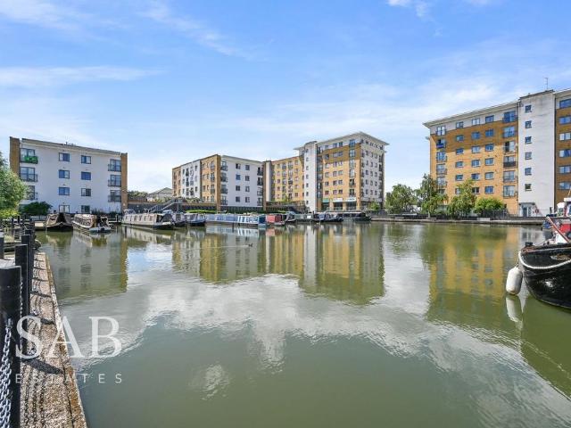 Flat for sale in Yeading, Greater London