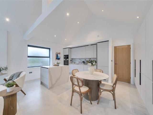 Flat for sale in Merry Hill, Hertsmere