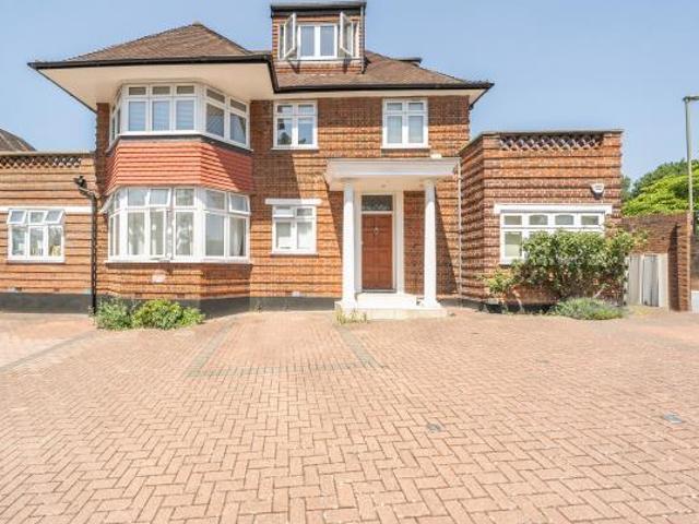Flat for sale in Hendon, Greater London