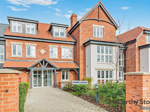 Flat for sale in Cockfosters, Greater London