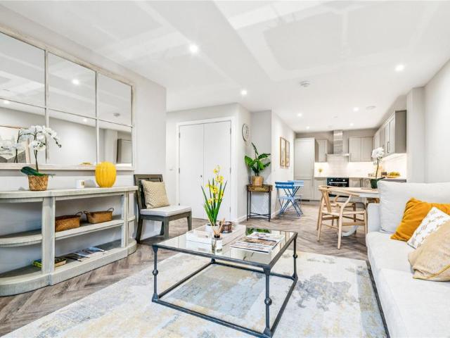 Flat for sale in Furzedown, Greater London