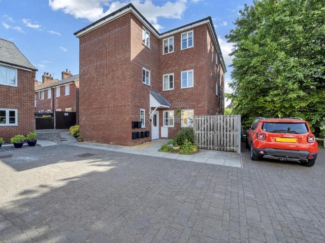Flat for sale in Chedburgh, Suffolk