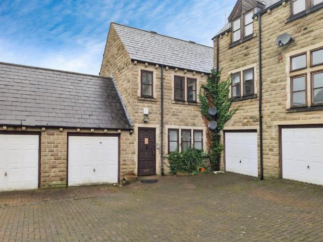 Flat for sale in Akroydon, Halifax