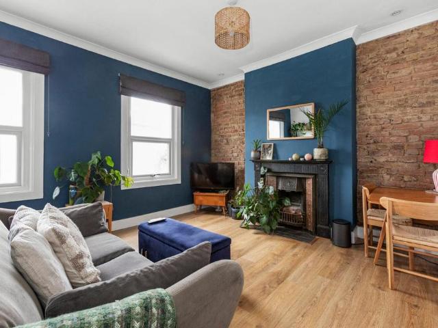 Flat for sale in East Dulwich, Greater London