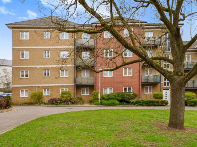 Flat for sale in Dunstable, Bedfordshire