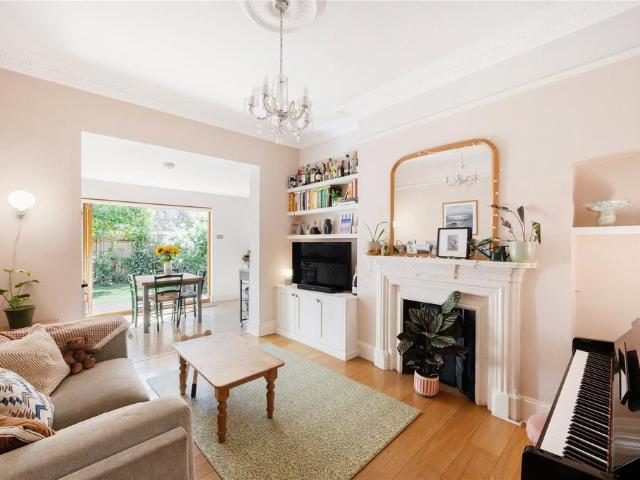 Flat for sale in Balham, Greater London