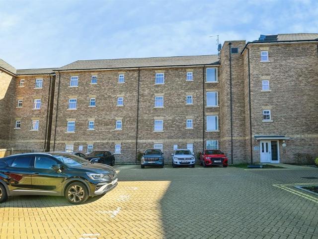 Flat for sale in Allington, Midway