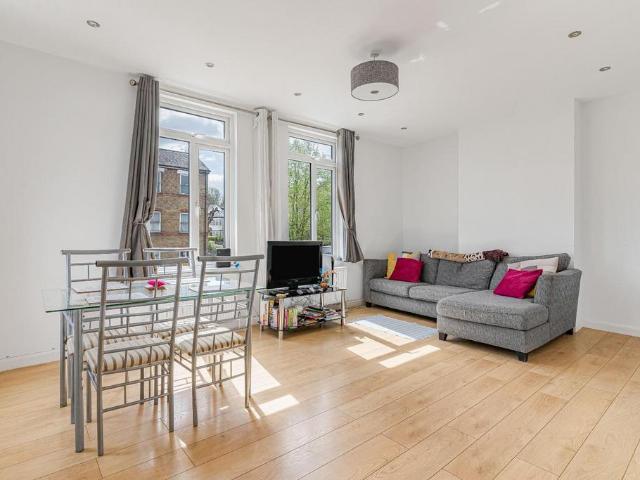 Flat for sale in London Borough of Lewisham, Bell Green