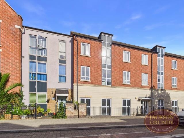 Flat for sale in Upton