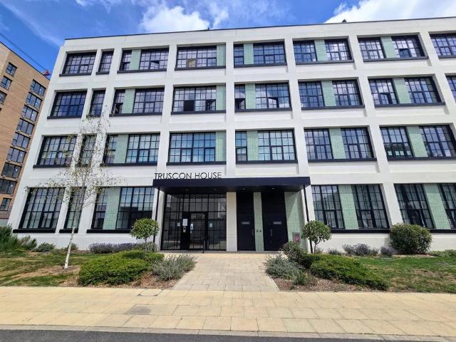 Flat for sale in Hayes, Greater London